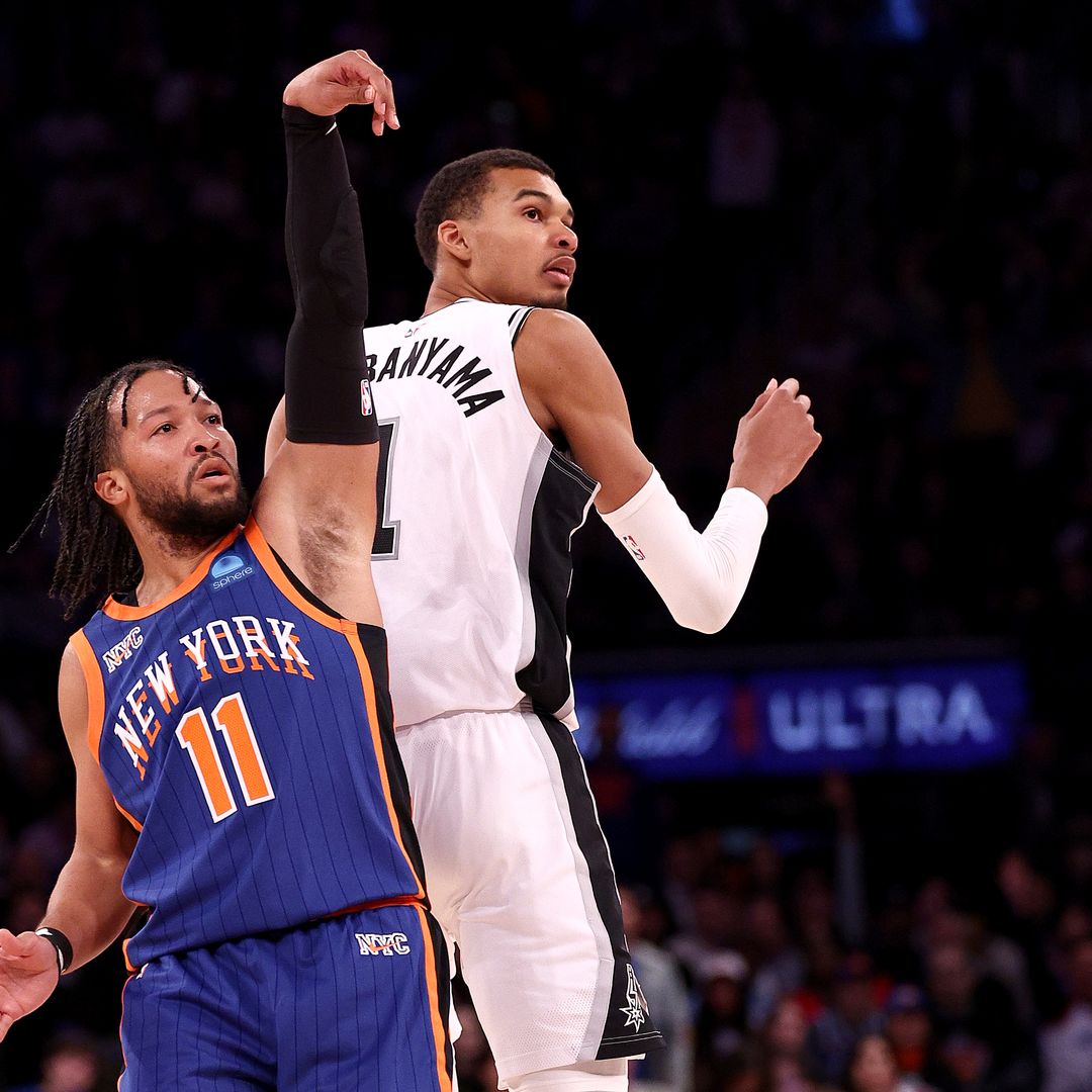 Jalen Brunson y Victor Wembanyama en un partido de la NBA
